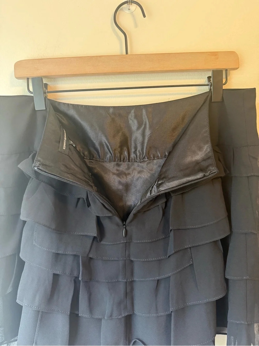 Express Design Studio Woman’s Ruffle Black Mini Skirt | Size 10 NWT - Picture 4 of 7